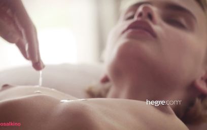 Вибратор вместо пальчиков - и эротический массаж удался