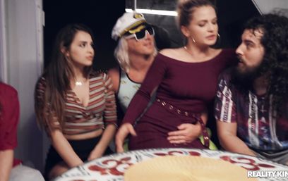 Яхта - идеальное место для шалостей