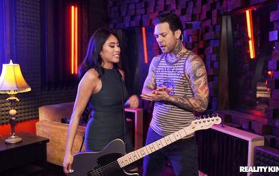 Азиатке интересней рвать дырочки, а не струны души