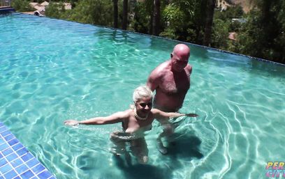 Батин друг всегда доступен для горячих игр