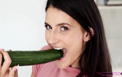 Потянуть сразу две пизды - признак альфа