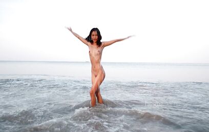 Пляж становится красивее с приходом этой сексуашки