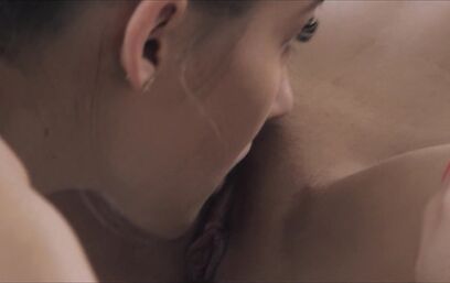 Потоки нежности женских губ