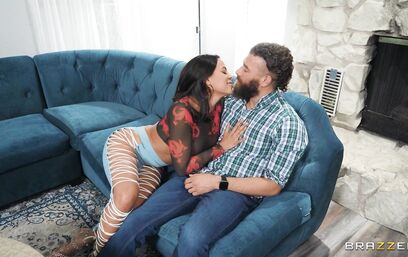 Анальщица куда лучше справляется с членом, а не с ножом