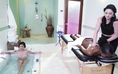 Массажистка и на работе умудряется пошалить