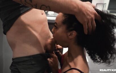 На грани риска аж течет киска