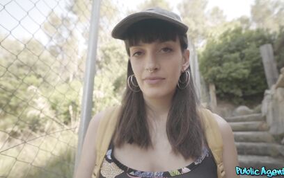 Не пропускать же сладеньких девочек мимо