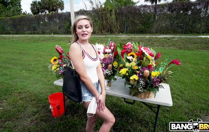 Цветочница знает секреты заработка