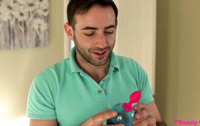 Сводная сестричка устала пускать намёки на секс